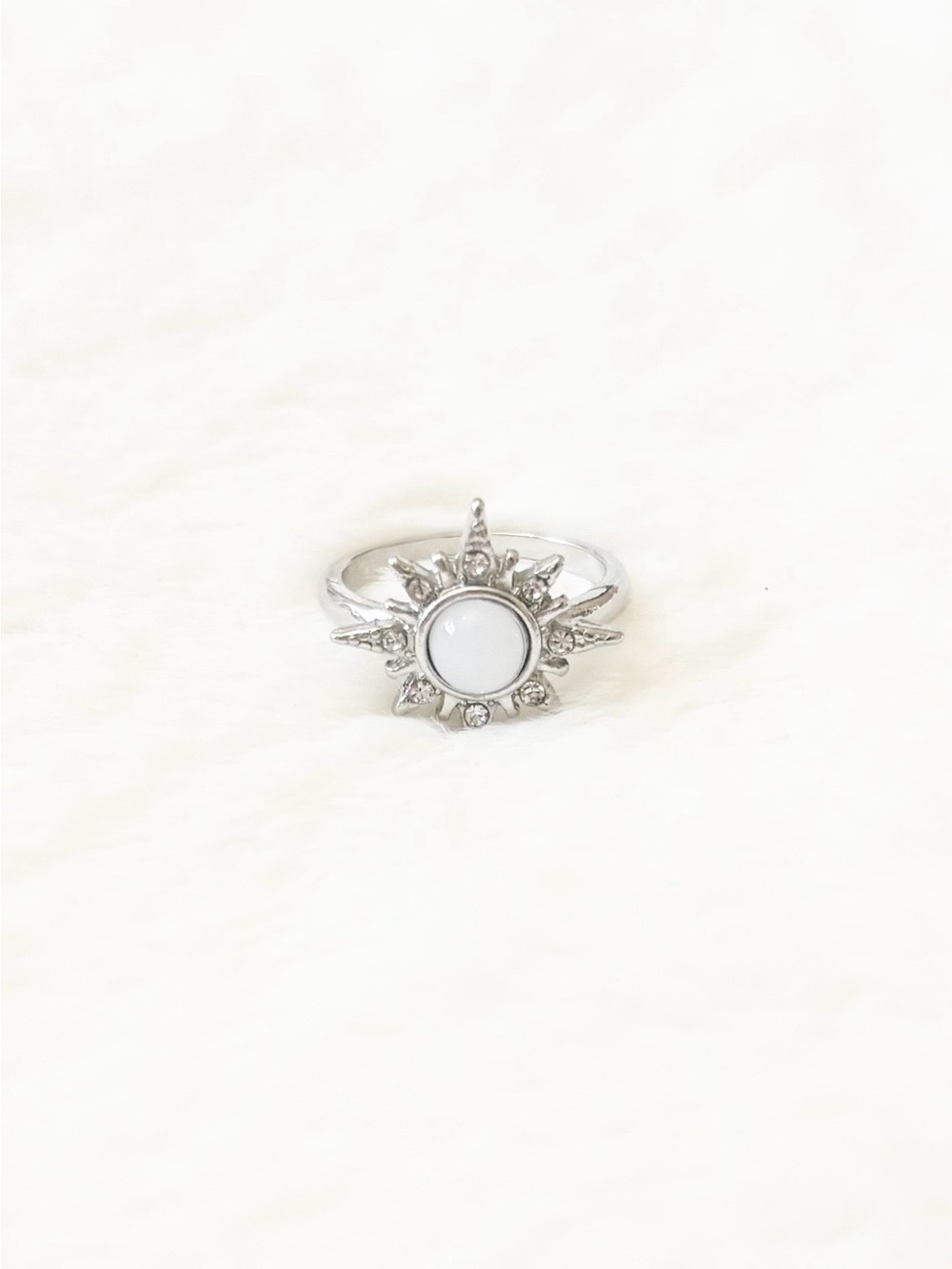 5/$15 🩷 MUST BUNDLE White Sunburst Silver Ring - Women Jewelry
